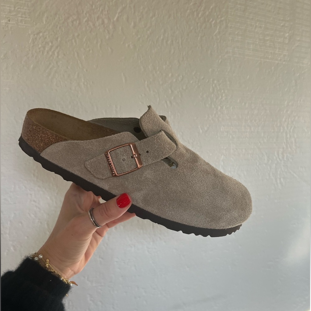 New in box  Birkenstock Boston Soft Footbed Clogs Suede Taupe